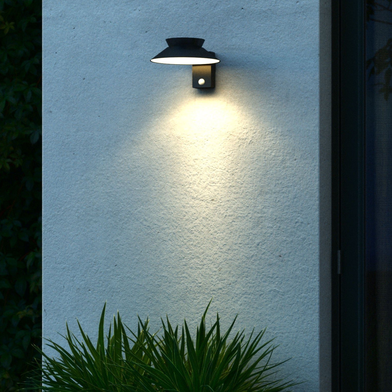 Justina Solar Wall Light